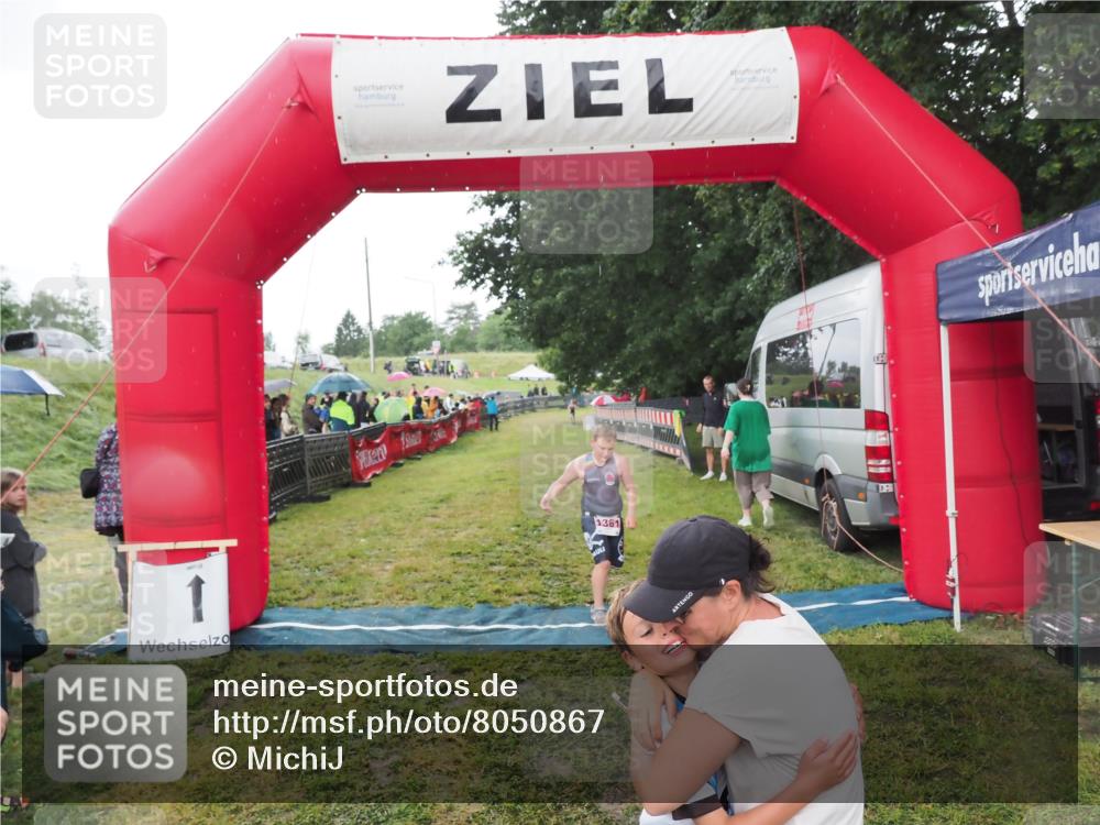 21.06.2025 - 27. Vierlanden-Triathlon MichiJ http://msf.ph/oto/8050867 15.06.2026 15:14:11 Ziel 1394 meine-sportfotos.de