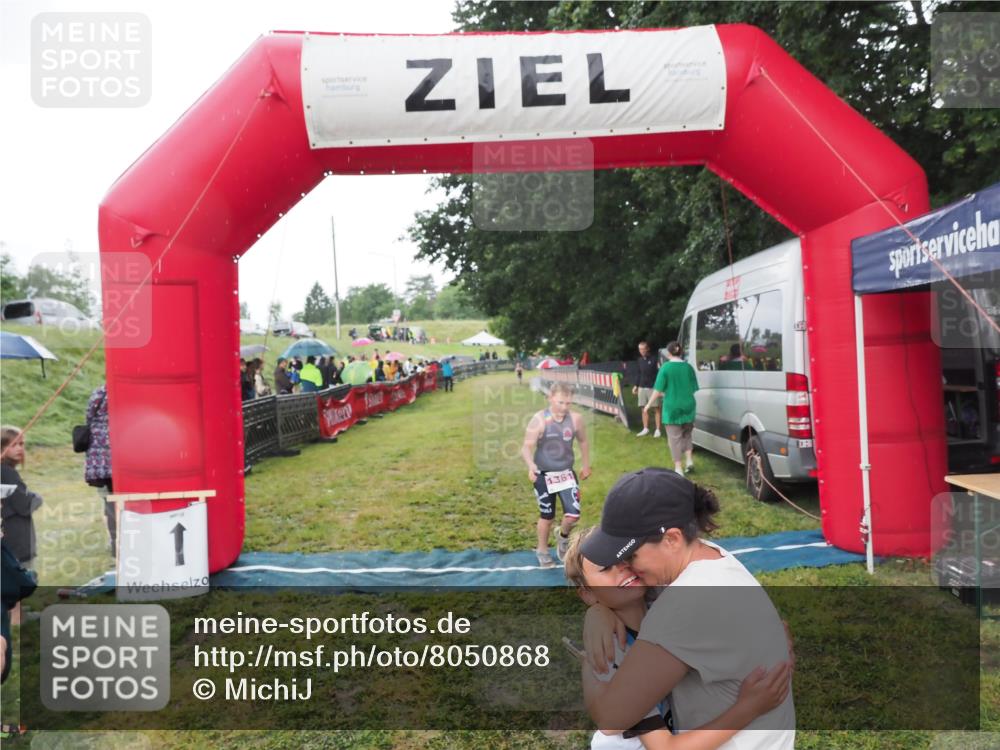 21.06.2025 - 27. Vierlanden-Triathlon MichiJ http://msf.ph/oto/8050868 15.06.2026 15:14:11 Ziel 1394 meine-sportfotos.de
