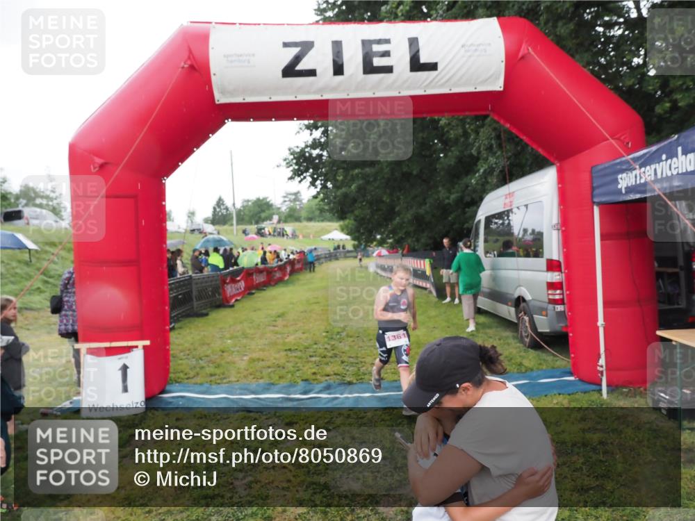 21.06.2025 - 27. Vierlanden-Triathlon MichiJ http://msf.ph/oto/8050869 15.06.2026 15:14:11 Ziel 1394 meine-sportfotos.de