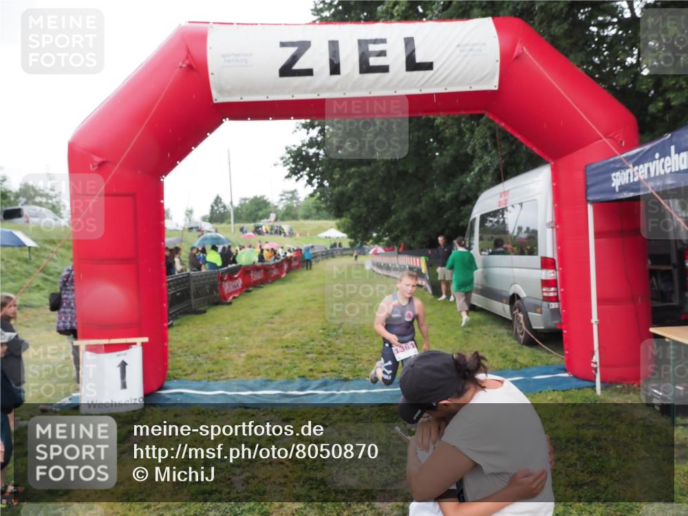 21.06.2025 - 27. Vierlanden-Triathlon MichiJ http://msf.ph/oto/8050870 15.06.2026 15:14:11 Ziel 1394 meine-sportfotos.de