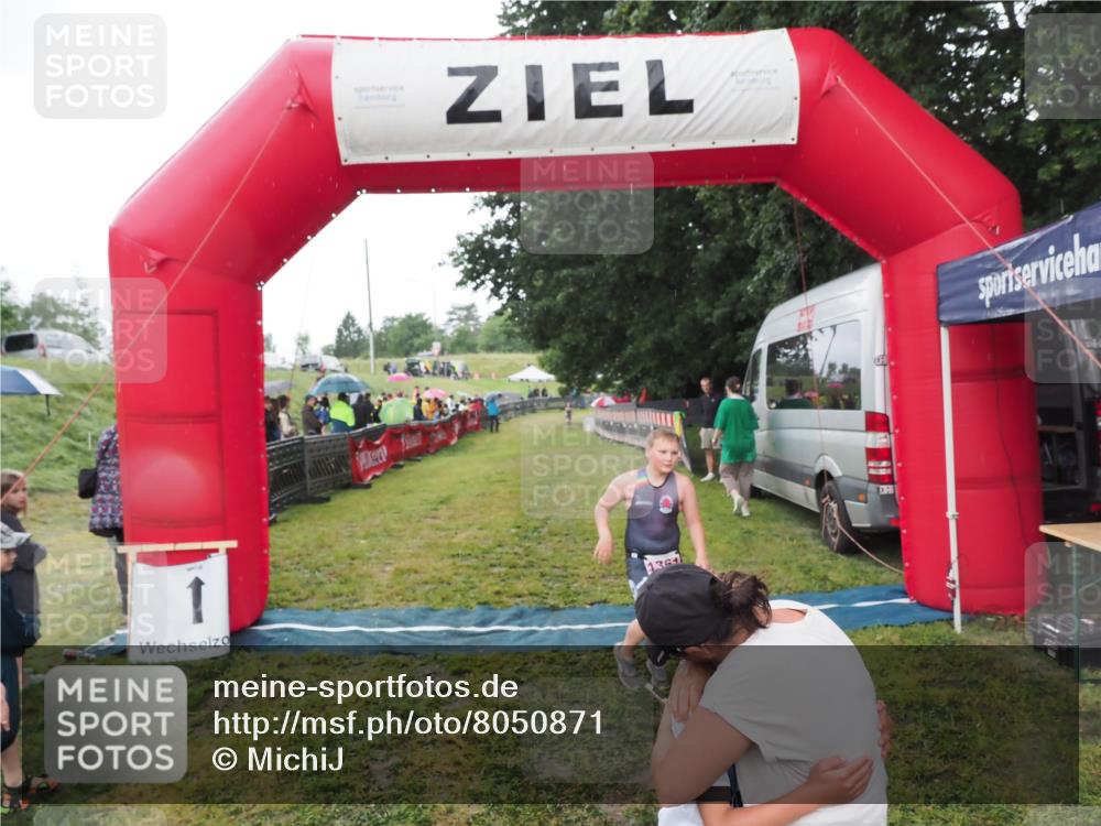 21.06.2025 - 27. Vierlanden-Triathlon MichiJ http://msf.ph/oto/8050871 15.06.2026 15:14:11 Ziel 1394 meine-sportfotos.de