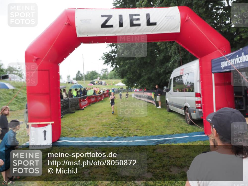 21.06.2025 - 27. Vierlanden-Triathlon MichiJ http://msf.ph/oto/8050872 15.06.2026 15:14:19 Ziel 1386 meine-sportfotos.de