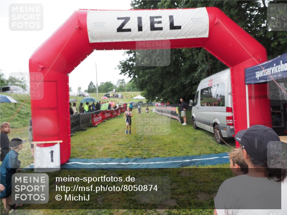 21.06.2025 - 27. Vierlanden-Triathlon MichiJ http://msf.ph/oto/8050874 15.06.2026 15:14:19 Ziel 1386 meine-sportfotos.de