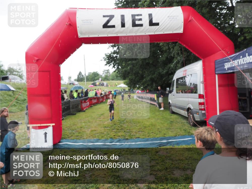 21.06.2025 - 27. Vierlanden-Triathlon MichiJ http://msf.ph/oto/8050876 15.06.2026 15:14:19 Ziel 1386 meine-sportfotos.de