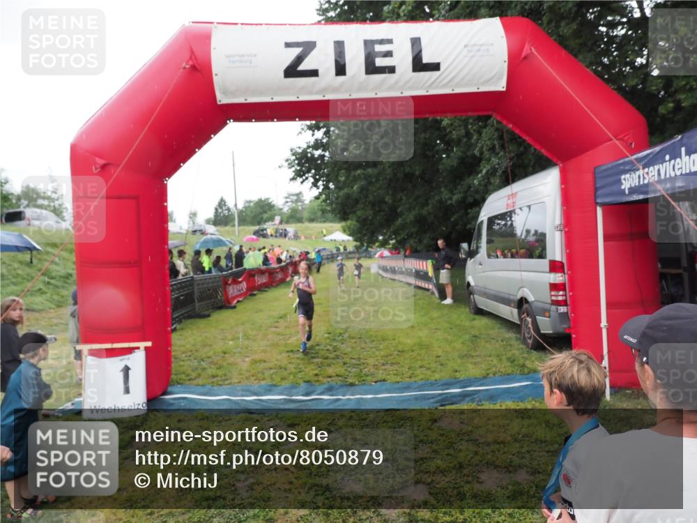 21.06.2025 - 27. Vierlanden-Triathlon MichiJ http://msf.ph/oto/8050879 15.06.2026 15:14:19 Ziel 1386 meine-sportfotos.de