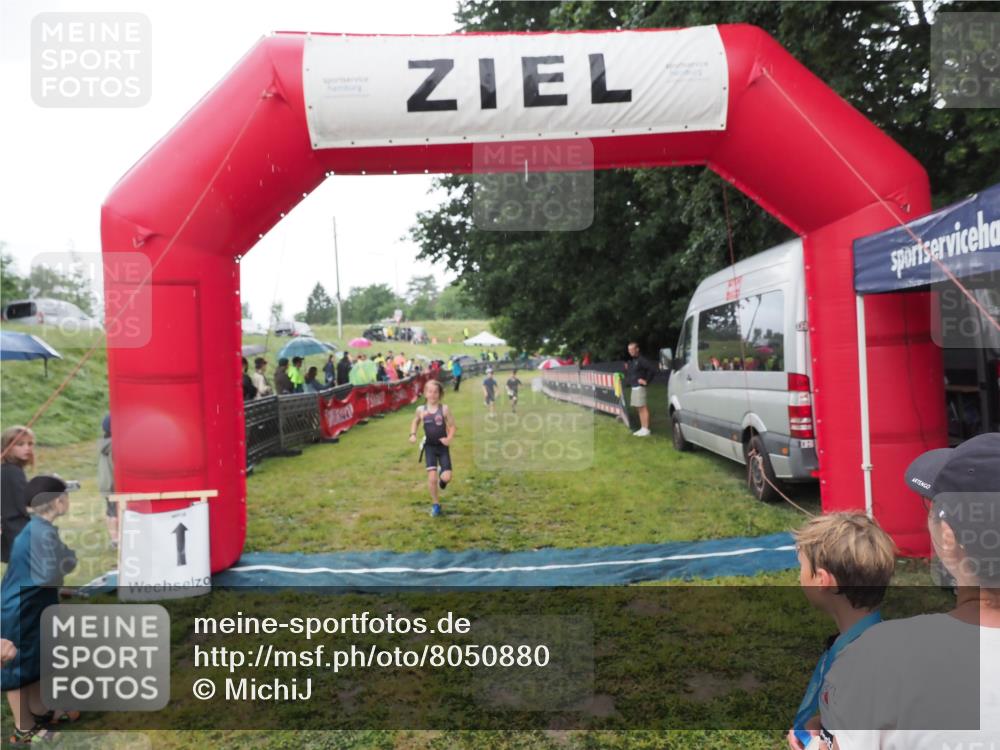 21.06.2025 - 27. Vierlanden-Triathlon MichiJ http://msf.ph/oto/8050880 15.06.2026 15:14:19 Ziel 1386 meine-sportfotos.de