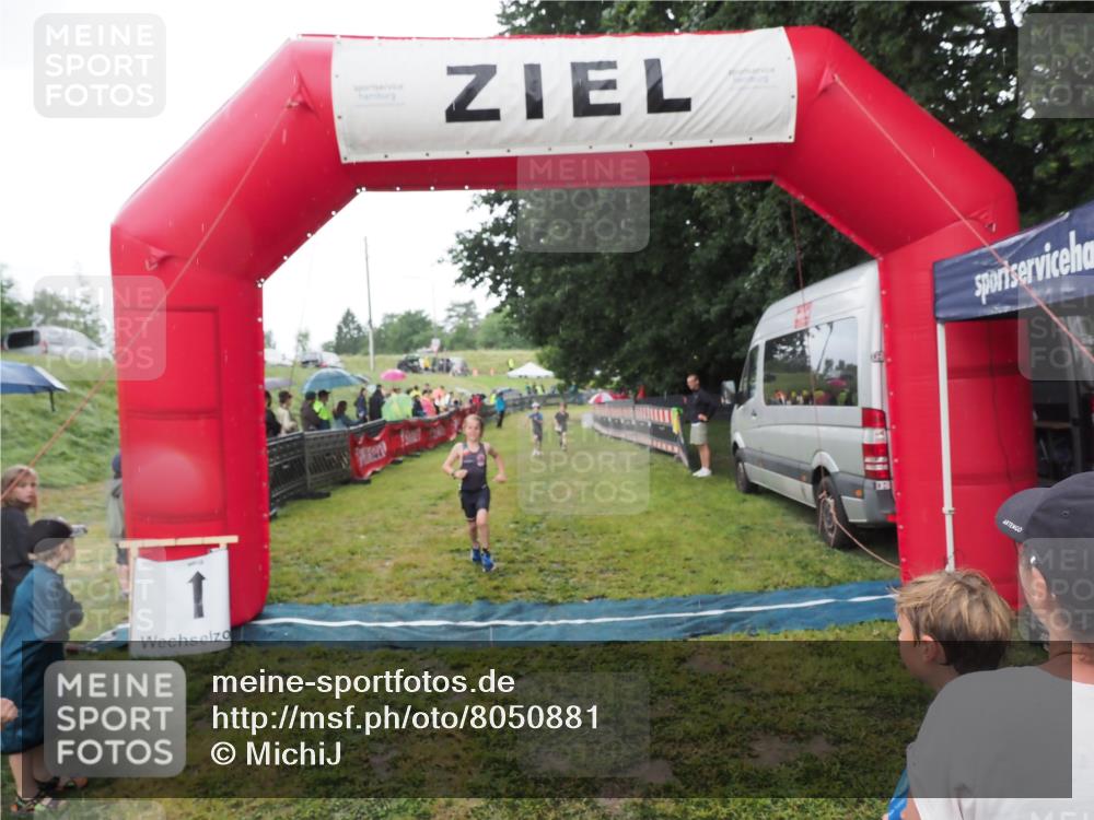 21.06.2025 - 27. Vierlanden-Triathlon MichiJ http://msf.ph/oto/8050881 15.06.2026 15:14:20 Ziel 1376, 1386 meine-sportfotos.de
