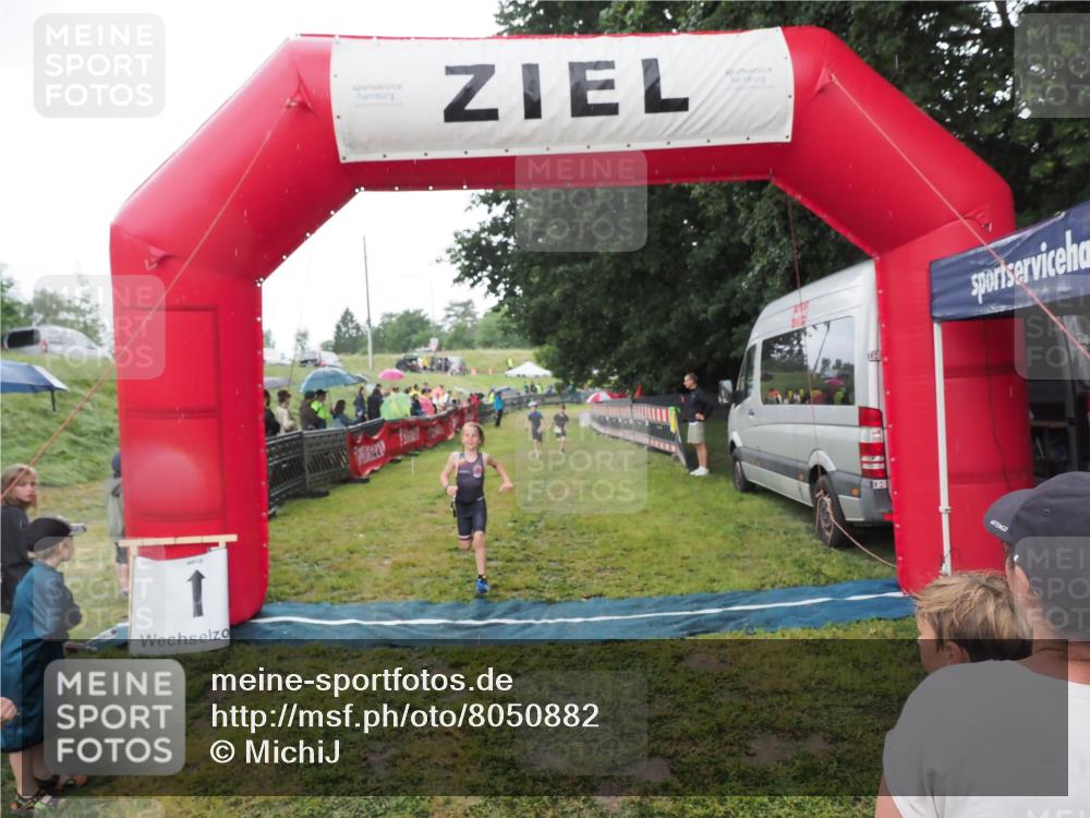 21.06.2025 - 27. Vierlanden-Triathlon MichiJ http://msf.ph/oto/8050882 15.06.2026 15:14:20 Ziel 1376, 1386 meine-sportfotos.de