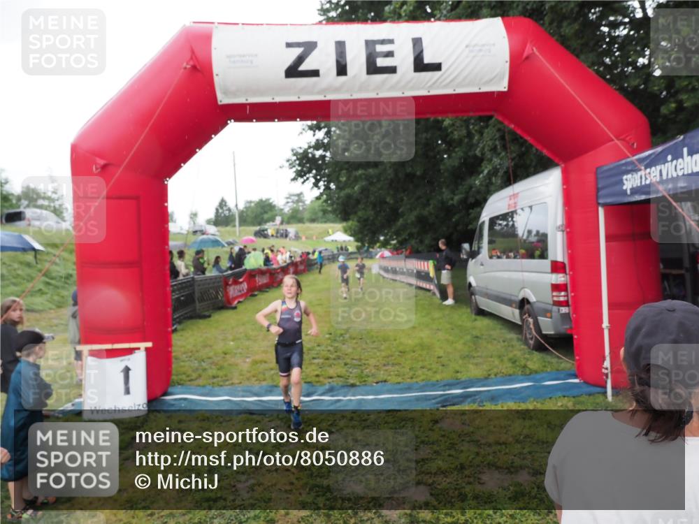 21.06.2025 - 27. Vierlanden-Triathlon MichiJ http://msf.ph/oto/8050886 15.06.2026 15:14:20 Ziel 1376, 1386 meine-sportfotos.de