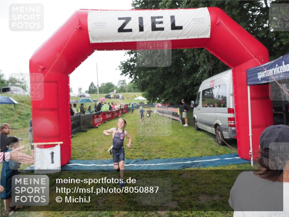 21.06.2025 - 27. Vierlanden-Triathlon MichiJ http://msf.ph/oto/8050887 15.06.2026 15:14:20 Ziel 1376, 1386 meine-sportfotos.de