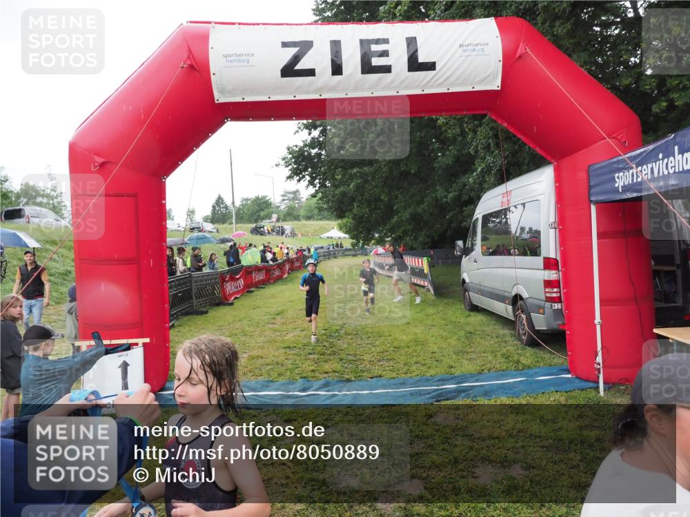 21.06.2025 - 27. Vierlanden-Triathlon MichiJ http://msf.ph/oto/8050889 15.06.2026 15:14:22 Ziel 1376, 1386 meine-sportfotos.de