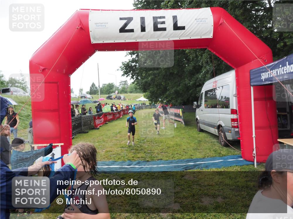 21.06.2025 - 27. Vierlanden-Triathlon MichiJ http://msf.ph/oto/8050890 15.06.2026 15:14:22 Ziel 1376, 1386 meine-sportfotos.de