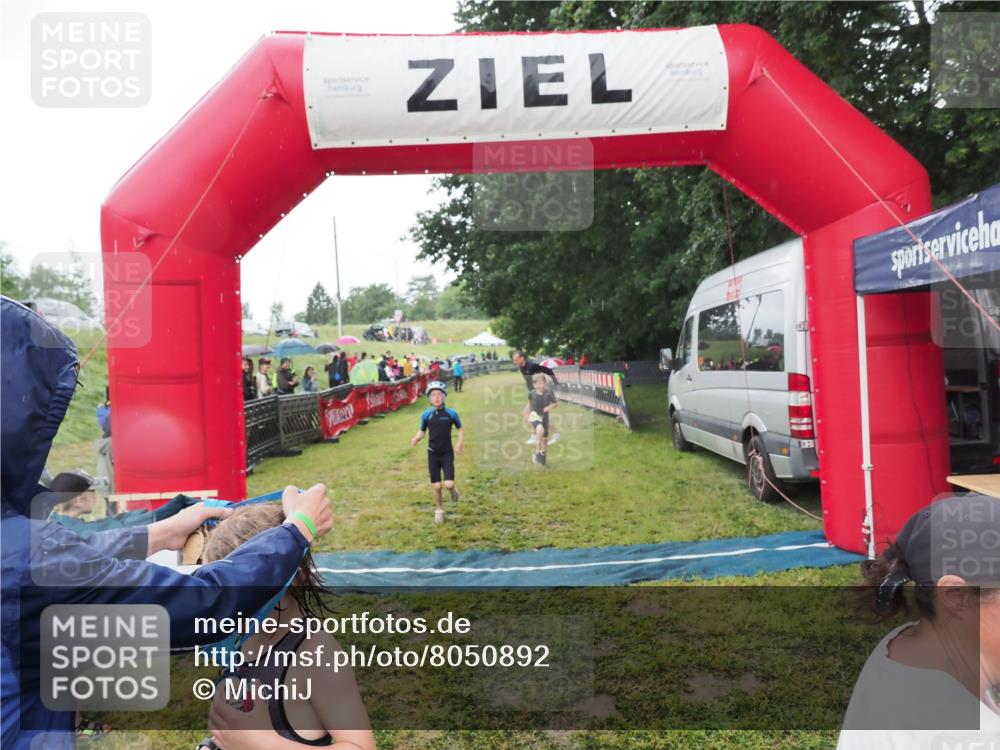 21.06.2025 - 27. Vierlanden-Triathlon MichiJ http://msf.ph/oto/8050892 15.06.2026 15:14:22 Ziel 1376, 1386 meine-sportfotos.de