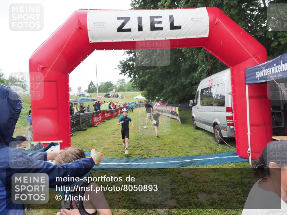 21.06.2025 - 27. Vierlanden-Triathlon MichiJ http://msf.ph/oto/8050893 15.06.2026 15:14:23 Ziel 1376, 1386 meine-sportfotos.de