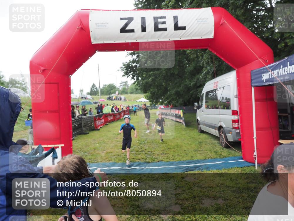 21.06.2025 - 27. Vierlanden-Triathlon MichiJ http://msf.ph/oto/8050894 15.06.2026 15:14:23 Ziel 1376, 1386 meine-sportfotos.de