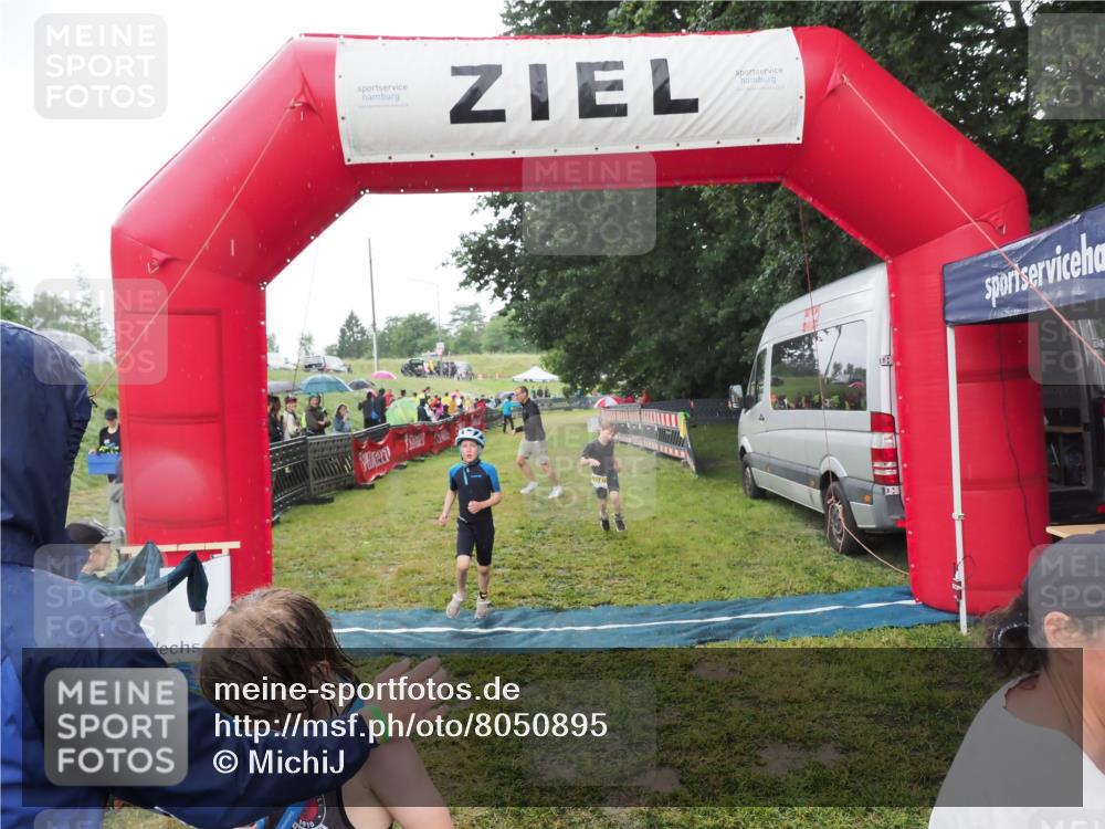 21.06.2025 - 27. Vierlanden-Triathlon MichiJ http://msf.ph/oto/8050895 15.06.2026 15:14:23 Ziel 1376, 1386 meine-sportfotos.de