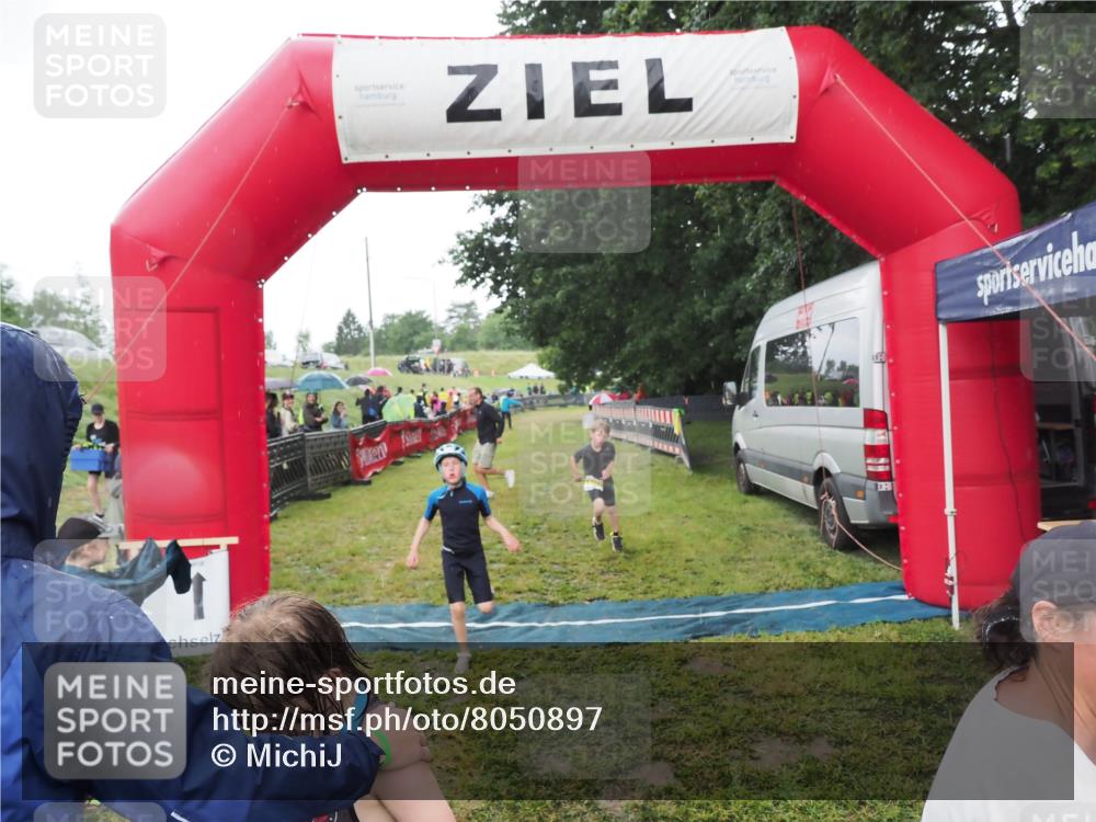 21.06.2025 - 27. Vierlanden-Triathlon MichiJ http://msf.ph/oto/8050897 15.06.2026 15:14:23 Ziel 1376, 1386 meine-sportfotos.de