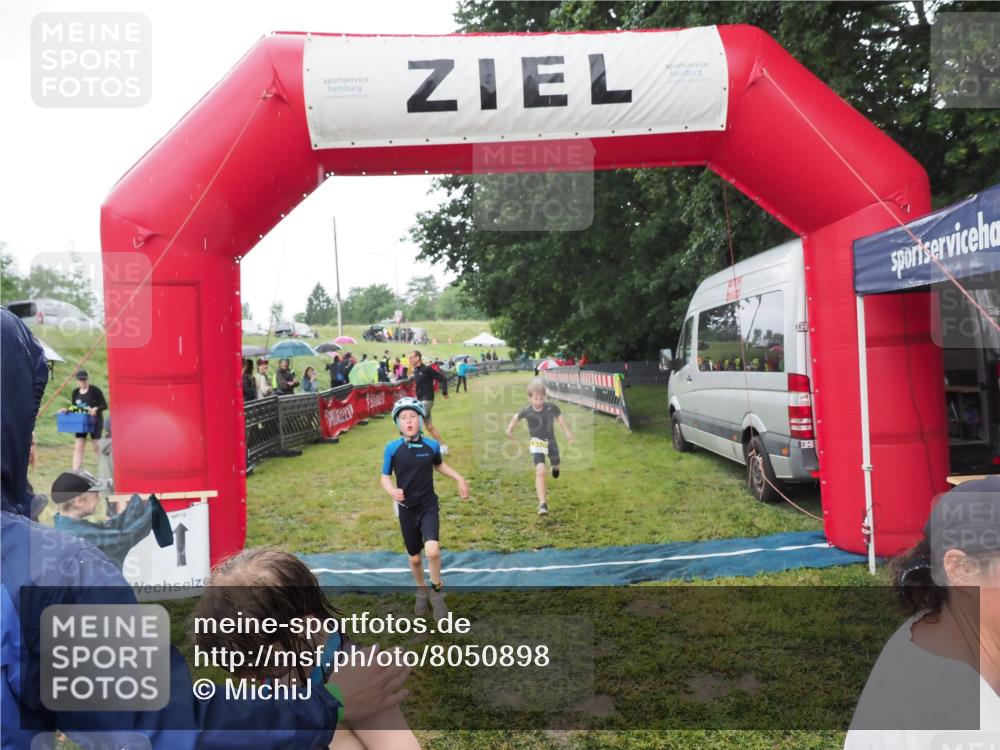 21.06.2025 - 27. Vierlanden-Triathlon MichiJ http://msf.ph/oto/8050898 15.06.2026 15:14:23 Ziel 1376, 1386 meine-sportfotos.de