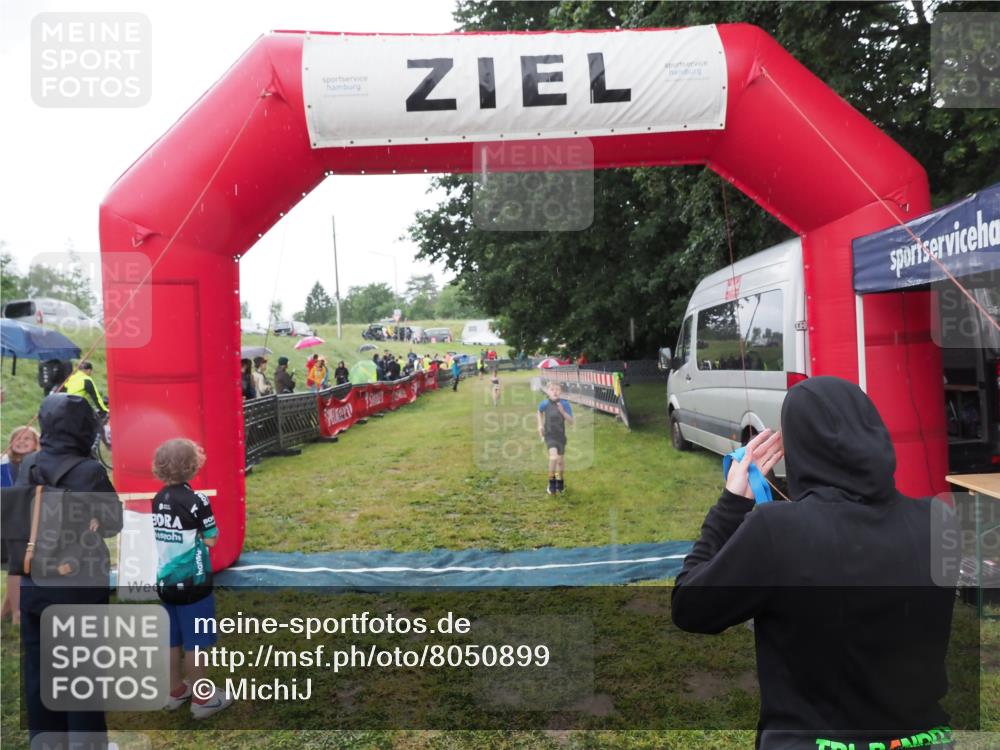 21.06.2025 - 27. Vierlanden-Triathlon MichiJ http://msf.ph/oto/8050899 15.06.2026 15:14:34 Ziel 1373 meine-sportfotos.de