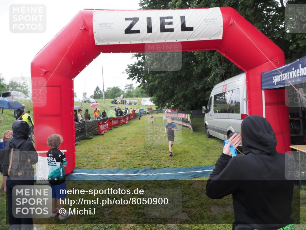 21.06.2025 - 27. Vierlanden-Triathlon MichiJ http://msf.ph/oto/8050900 15.06.2026 15:14:34 Ziel 1373 meine-sportfotos.de
