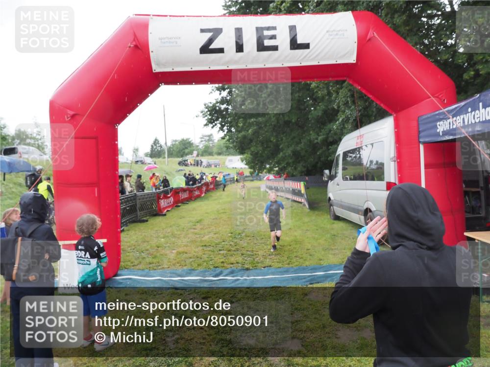 21.06.2025 - 27. Vierlanden-Triathlon MichiJ http://msf.ph/oto/8050901 15.06.2026 15:14:34 Ziel 1373 meine-sportfotos.de