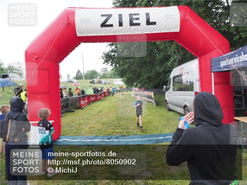 21.06.2025 - 27. Vierlanden-Triathlon MichiJ http://msf.ph/oto/8050902 15.06.2026 15:14:34 Ziel 1373 meine-sportfotos.de