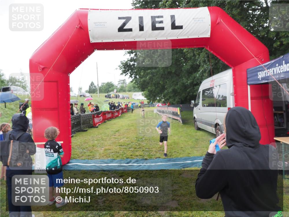 21.06.2025 - 27. Vierlanden-Triathlon MichiJ http://msf.ph/oto/8050903 15.06.2026 15:14:34 Ziel 1373 meine-sportfotos.de