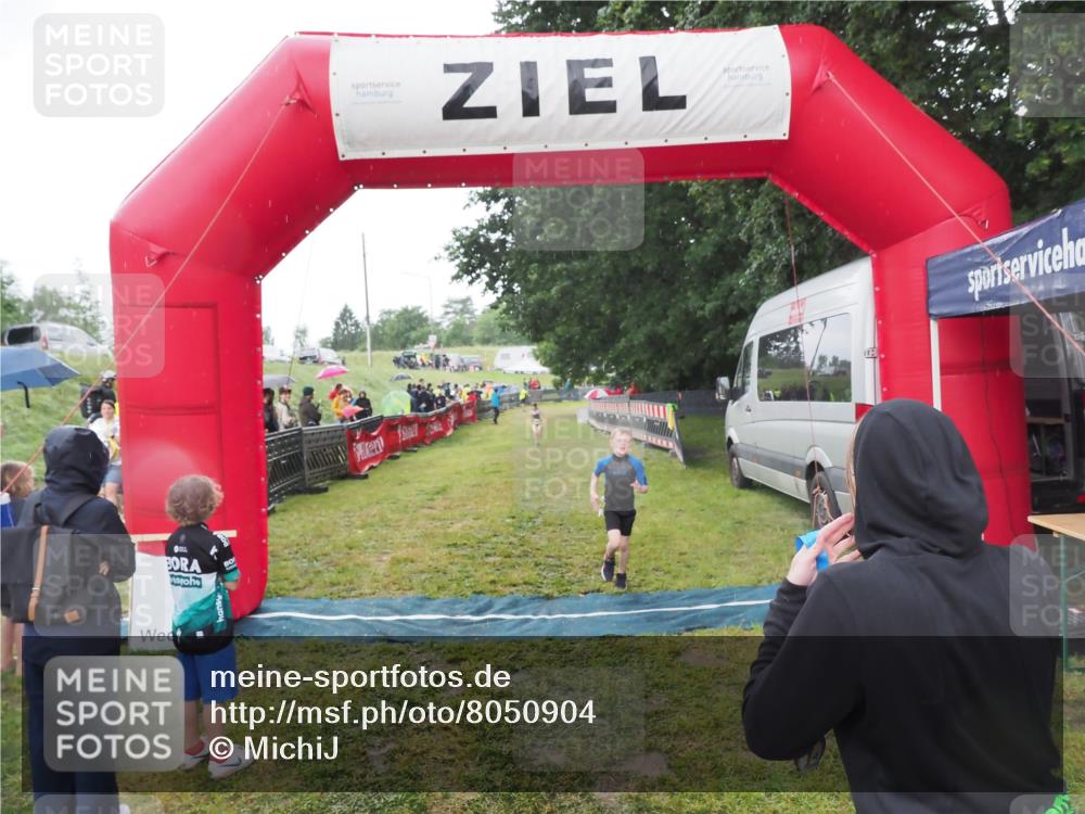21.06.2025 - 27. Vierlanden-Triathlon MichiJ http://msf.ph/oto/8050904 15.06.2026 15:14:34 Ziel 1373 meine-sportfotos.de
