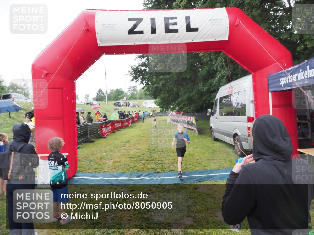 21.06.2025 - 27. Vierlanden-Triathlon MichiJ http://msf.ph/oto/8050905 15.06.2026 15:14:34 Ziel 1373 meine-sportfotos.de