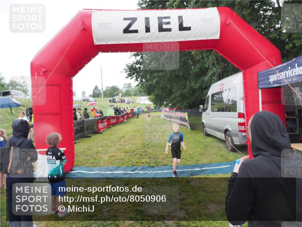 21.06.2025 - 27. Vierlanden-Triathlon MichiJ http://msf.ph/oto/8050906 15.06.2026 15:14:35 Ziel 1373, 1384 meine-sportfotos.de