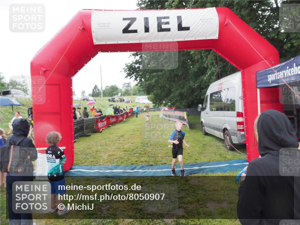 21.06.2025 - 27. Vierlanden-Triathlon MichiJ http://msf.ph/oto/8050907 15.06.2026 15:14:35 Ziel 1373, 1384 meine-sportfotos.de