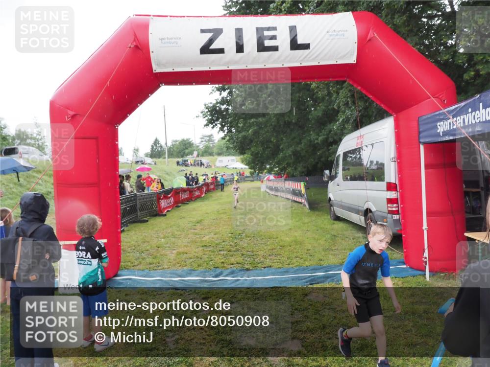 21.06.2025 - 27. Vierlanden-Triathlon MichiJ http://msf.ph/oto/8050908 15.06.2026 15:14:36 Ziel 1373, 1384 meine-sportfotos.de