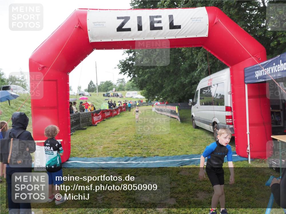 21.06.2025 - 27. Vierlanden-Triathlon MichiJ http://msf.ph/oto/8050909 15.06.2026 15:14:36 Ziel 1373, 1384 meine-sportfotos.de