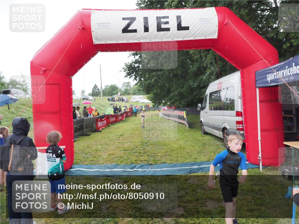 21.06.2025 - 27. Vierlanden-Triathlon MichiJ http://msf.ph/oto/8050910 15.06.2026 15:14:36 Ziel 1373, 1384 meine-sportfotos.de