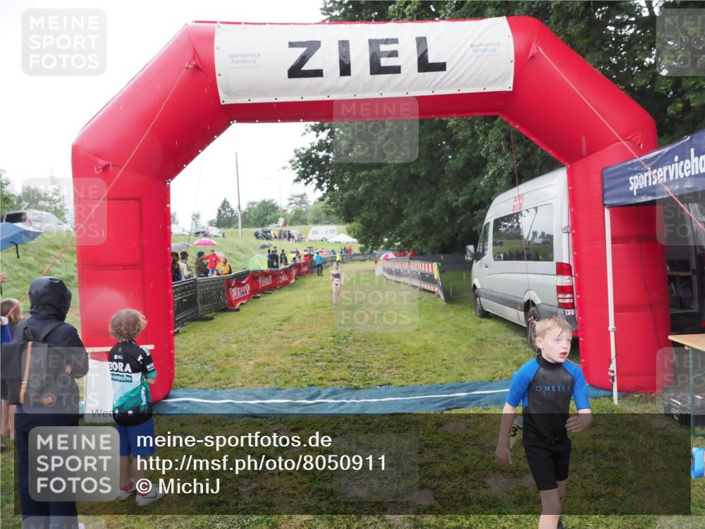 21.06.2025 - 27. Vierlanden-Triathlon MichiJ http://msf.ph/oto/8050911 15.06.2026 15:14:36 Ziel 1373, 1384 meine-sportfotos.de