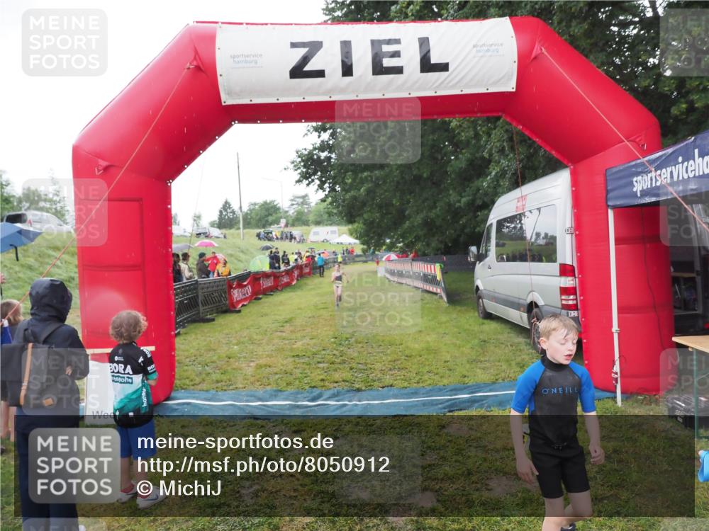 21.06.2025 - 27. Vierlanden-Triathlon MichiJ http://msf.ph/oto/8050912 15.06.2026 15:14:36 Ziel 1373, 1384 meine-sportfotos.de