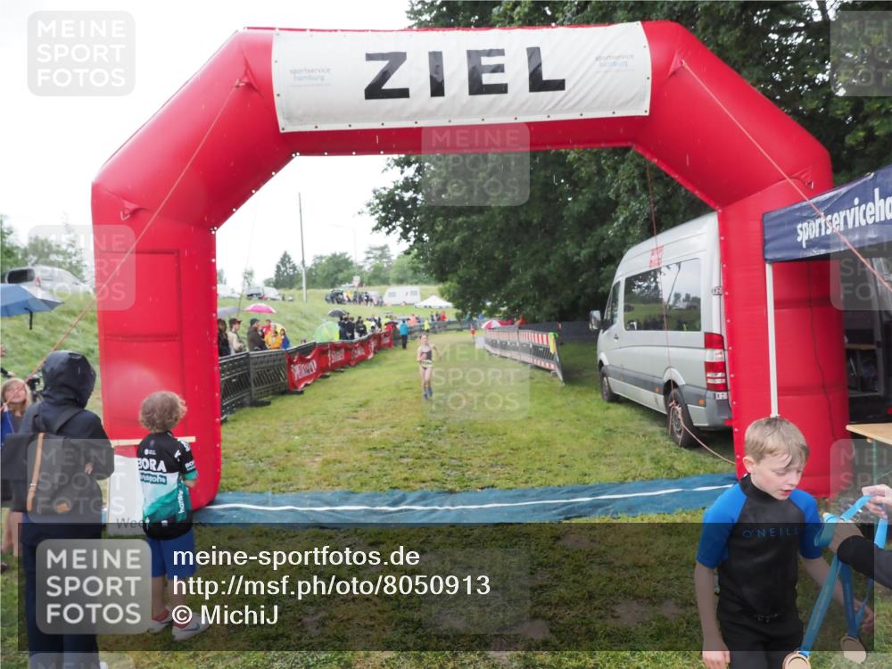 21.06.2025 - 27. Vierlanden-Triathlon MichiJ http://msf.ph/oto/8050913 15.06.2026 15:14:37 Ziel 1373, 1384 meine-sportfotos.de