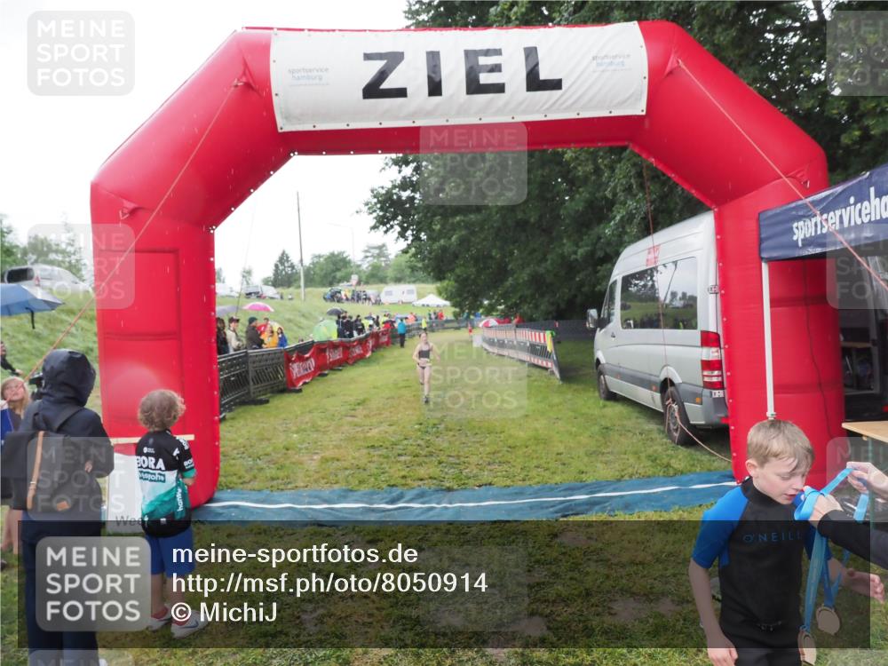 21.06.2025 - 27. Vierlanden-Triathlon MichiJ http://msf.ph/oto/8050914 15.06.2026 15:14:37 Ziel 1373, 1384 meine-sportfotos.de