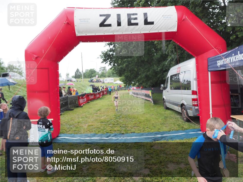 21.06.2025 - 27. Vierlanden-Triathlon MichiJ http://msf.ph/oto/8050915 15.06.2026 15:14:37 Ziel 1373, 1384 meine-sportfotos.de