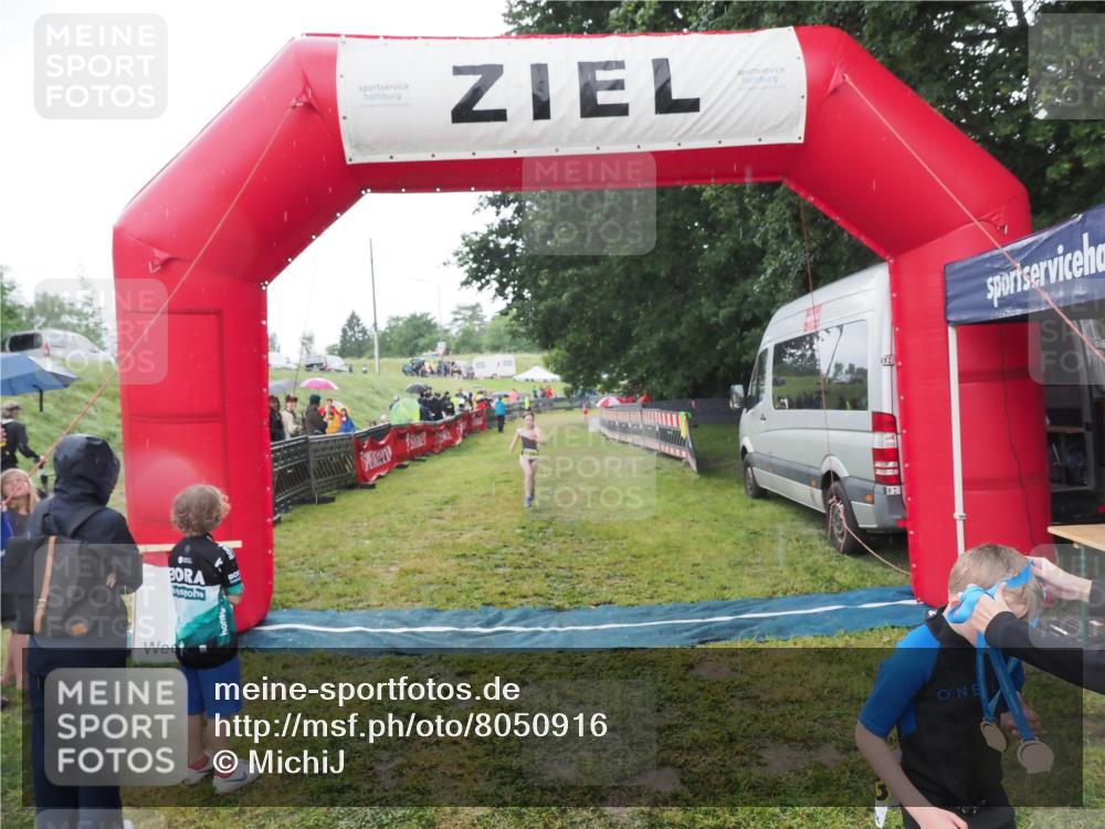 21.06.2025 - 27. Vierlanden-Triathlon MichiJ http://msf.ph/oto/8050916 15.06.2026 15:14:37 Ziel 1373, 1384 meine-sportfotos.de