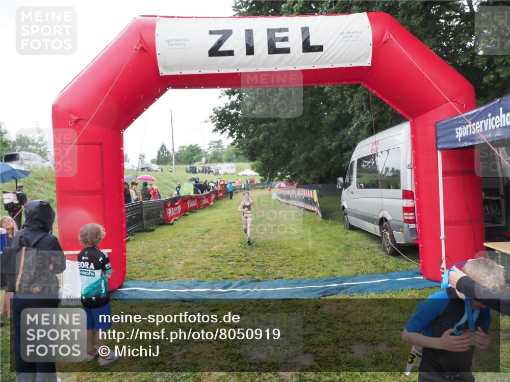 21.06.2025 - 27. Vierlanden-Triathlon MichiJ http://msf.ph/oto/8050919 15.06.2026 15:14:38 Ziel 1373, 1384 meine-sportfotos.de
