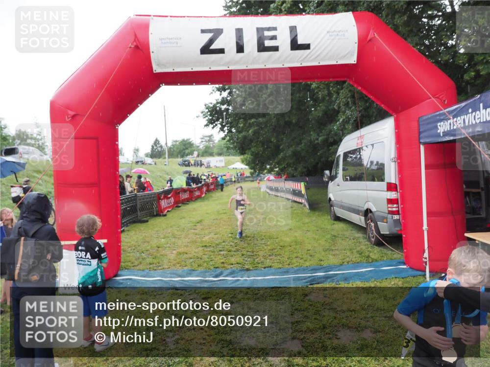 21.06.2025 - 27. Vierlanden-Triathlon MichiJ http://msf.ph/oto/8050921 15.06.2026 15:14:38 Ziel 1373, 1384 meine-sportfotos.de