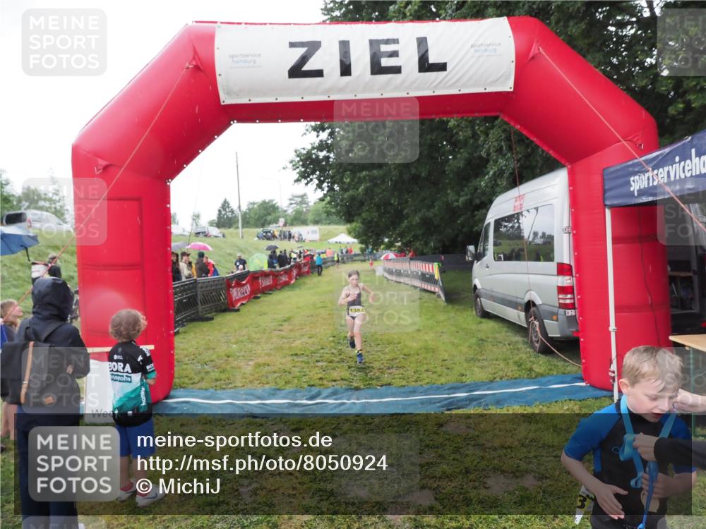 21.06.2025 - 27. Vierlanden-Triathlon MichiJ http://msf.ph/oto/8050924 15.06.2026 15:14:38 Ziel 1373, 1384 meine-sportfotos.de