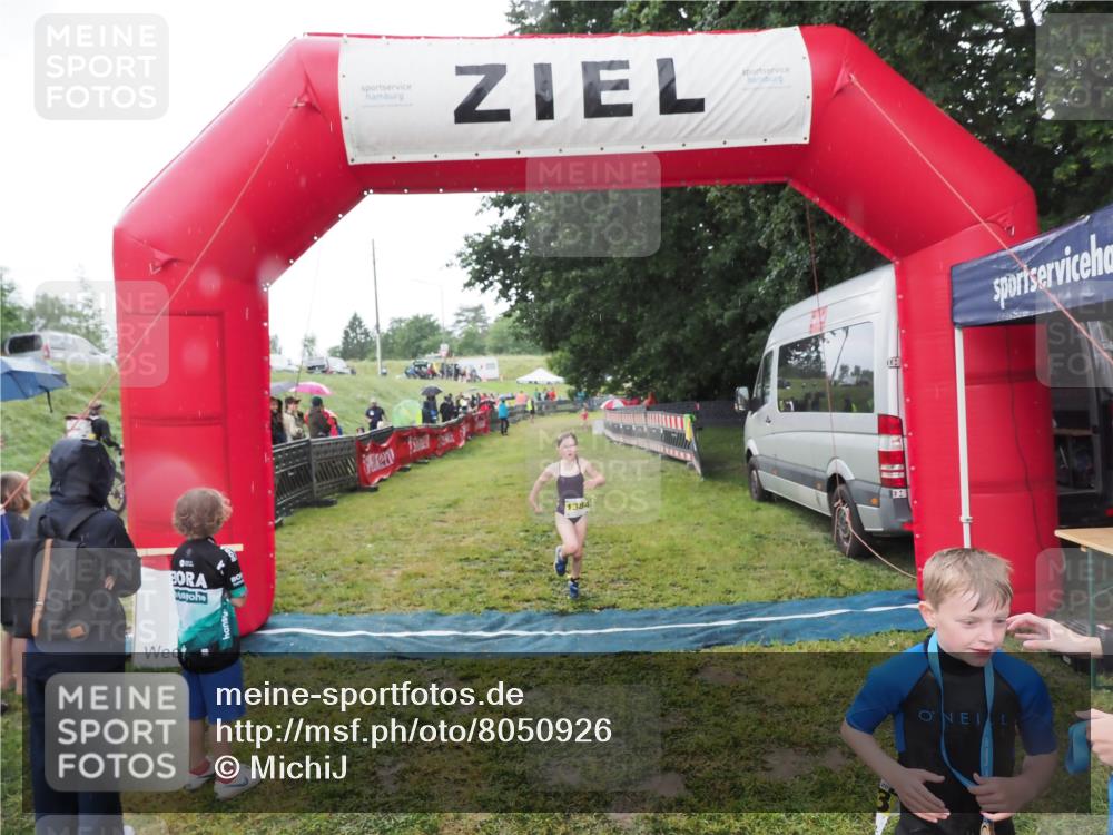 21.06.2025 - 27. Vierlanden-Triathlon MichiJ http://msf.ph/oto/8050926 15.06.2026 15:14:38 Ziel 1373, 1384 meine-sportfotos.de