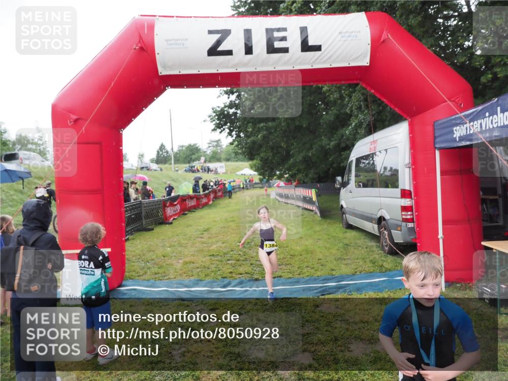 21.06.2025 - 27. Vierlanden-Triathlon MichiJ http://msf.ph/oto/8050928 15.06.2026 15:14:39 Ziel 1373, 1384 meine-sportfotos.de
