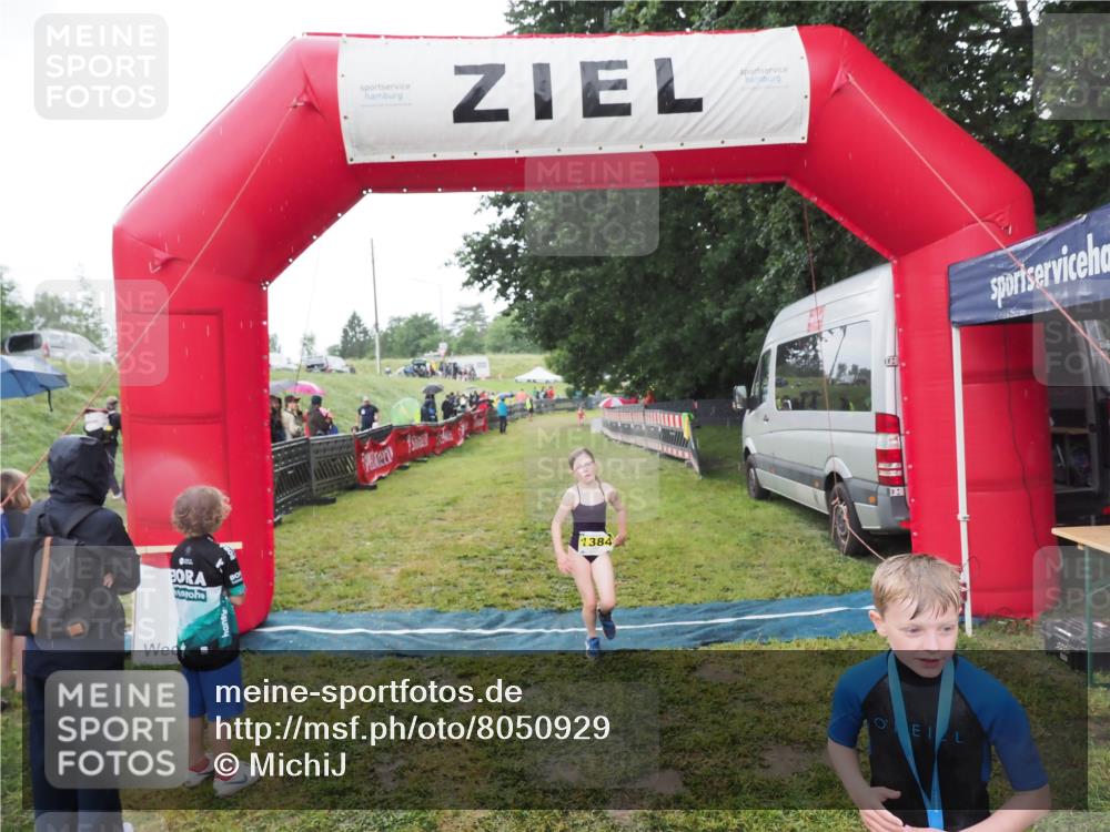 21.06.2025 - 27. Vierlanden-Triathlon MichiJ http://msf.ph/oto/8050929 15.06.2026 15:14:39 Ziel 1373, 1384 meine-sportfotos.de