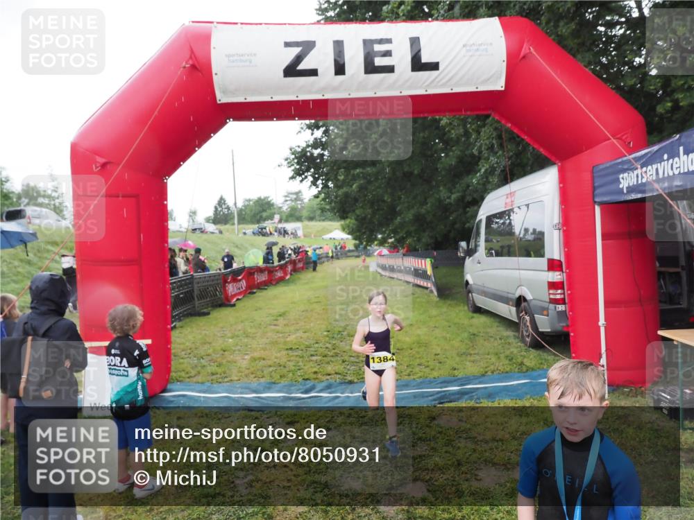 21.06.2025 - 27. Vierlanden-Triathlon MichiJ http://msf.ph/oto/8050931 15.06.2026 15:14:39 Ziel 1373, 1384 meine-sportfotos.de