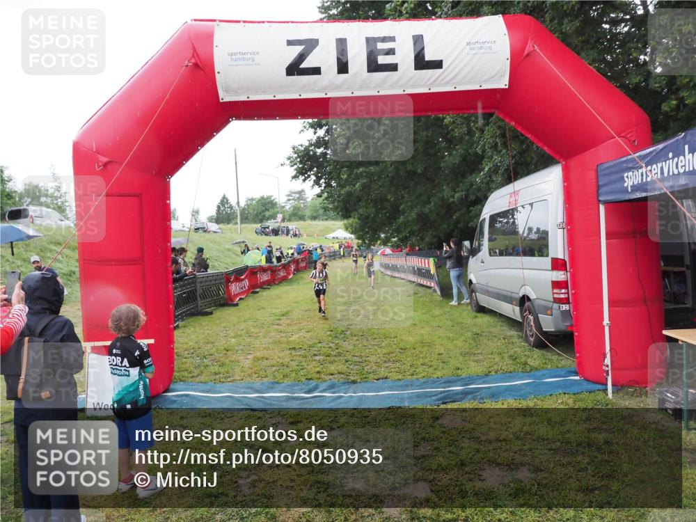 21.06.2025 - 27. Vierlanden-Triathlon MichiJ http://msf.ph/oto/8050935 15.06.2026 15:14:57 Ziel 1387, 1389 meine-sportfotos.de