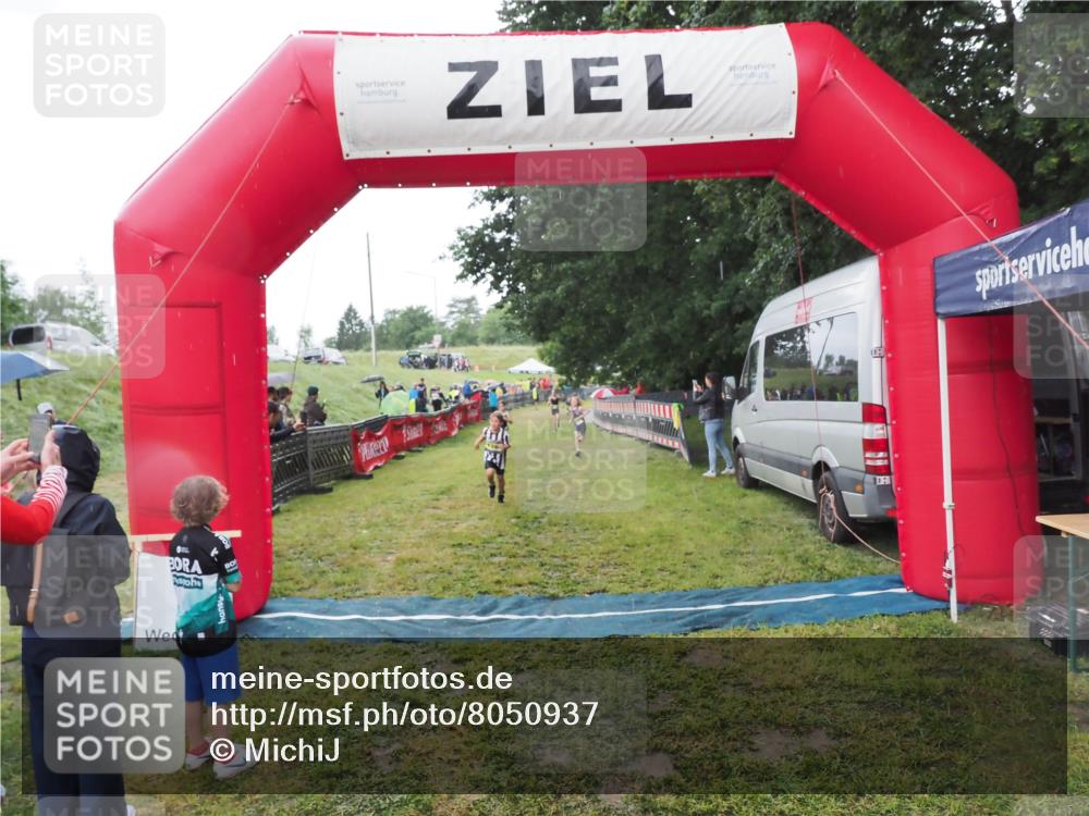 21.06.2025 - 27. Vierlanden-Triathlon MichiJ http://msf.ph/oto/8050937 15.06.2026 15:14:58 Ziel 1387, 1389 meine-sportfotos.de