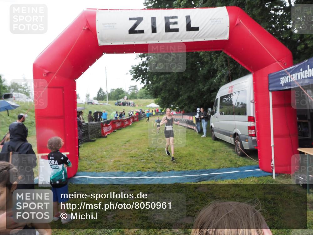 21.06.2025 - 27. Vierlanden-Triathlon MichiJ http://msf.ph/oto/8050961 15.06.2026 15:15:04 Ziel 1387, 1389 meine-sportfotos.de